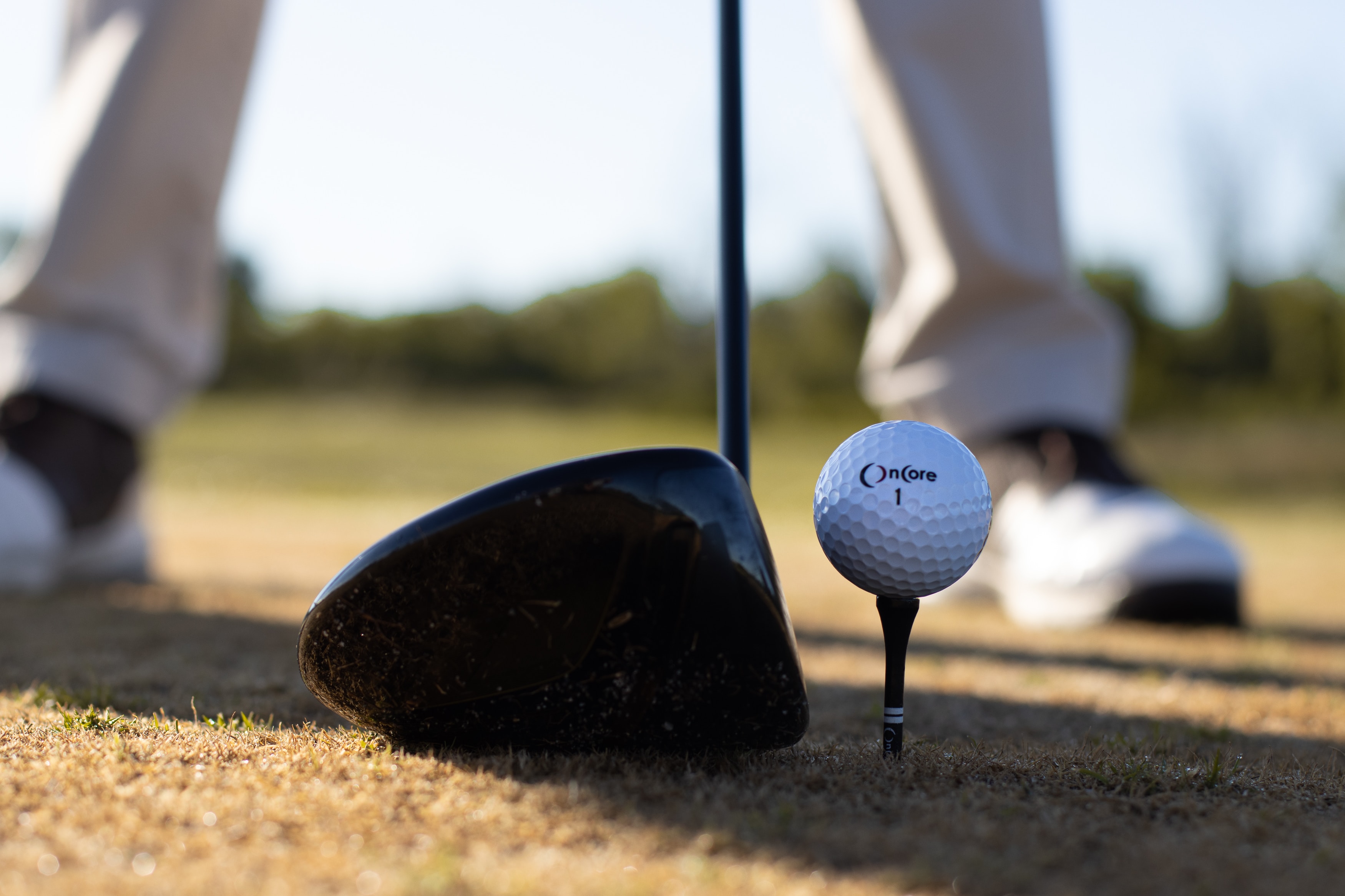 The 'Shoulder Tuck' Technique A close-up showing a golfer's lead shoulder tucked under their chin at the top of the backswing